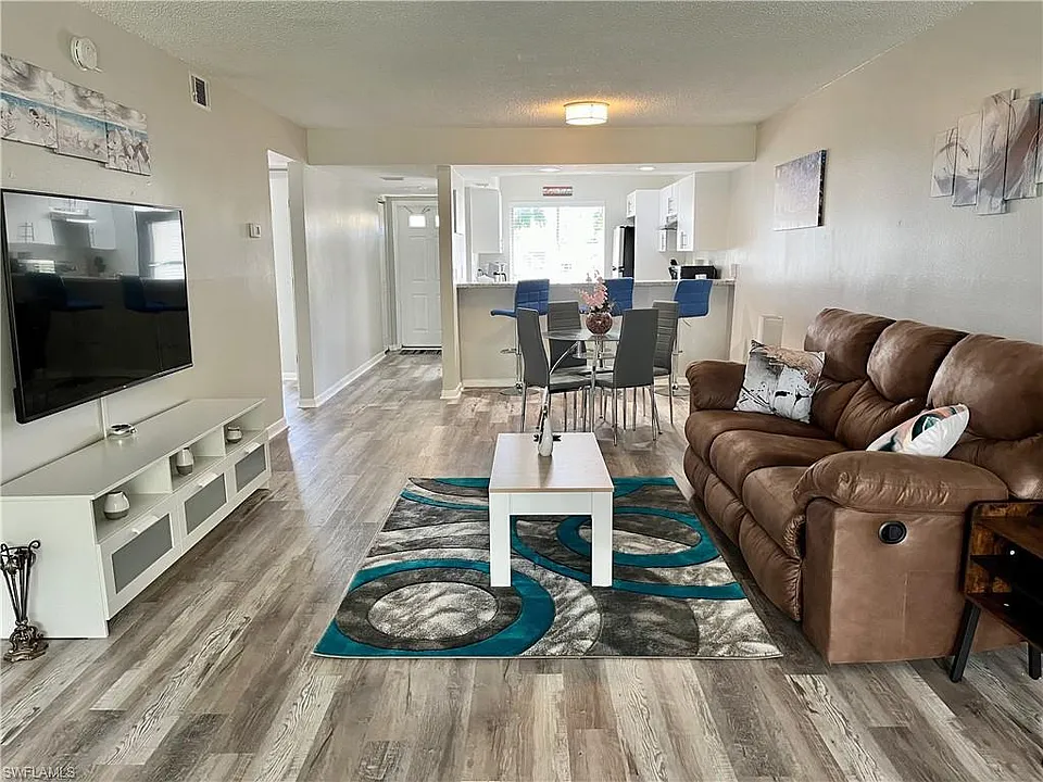 190 Palm Dr #1