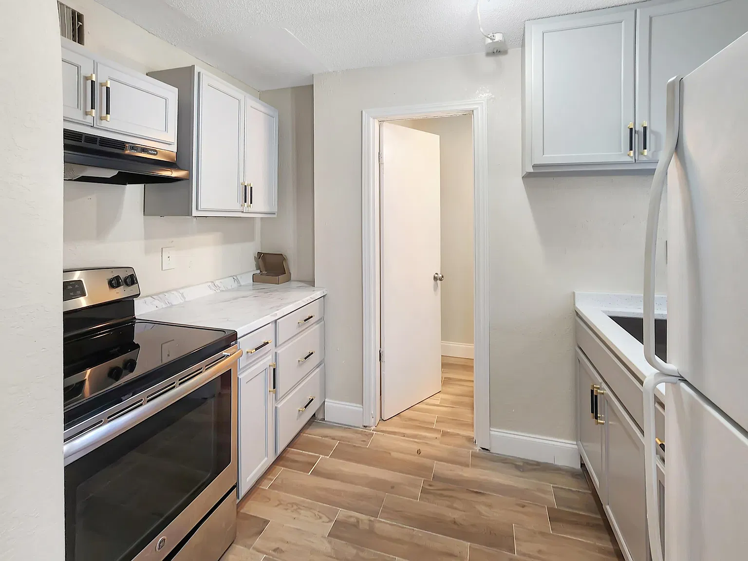2 bed, 2.0 bath, 3924 sqft, $1,400 — Photo 2