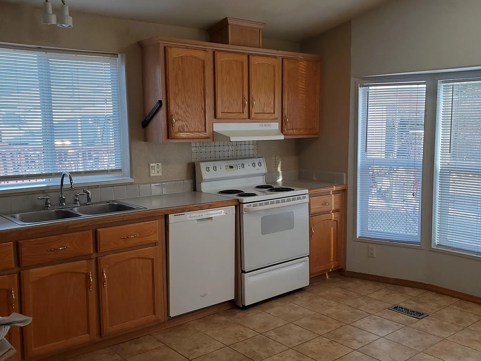 3 bed, 1136 sqft, $1,900 — Photo 2