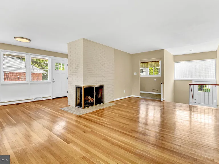 10228 Farnham Dr — Photo 7