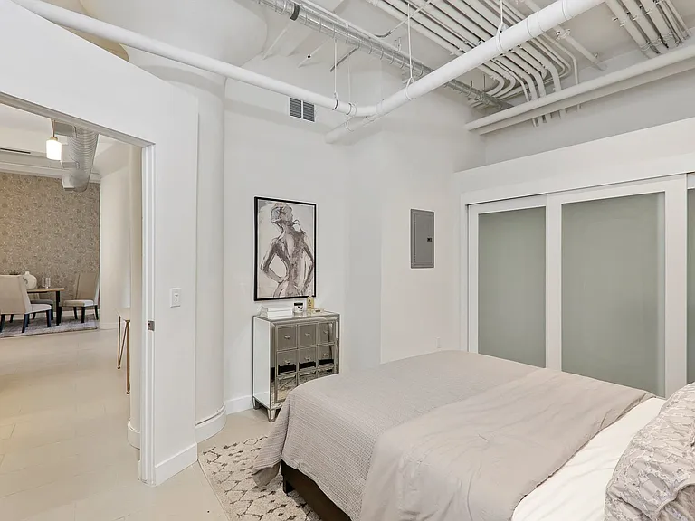 939 S Broadway — Photo 91