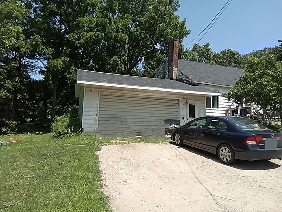 3rd image of 146 W 2nd St