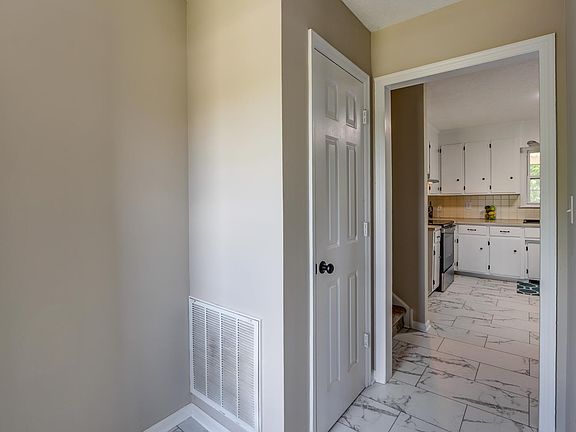 3rd image of 409 Sunnymeade Rd