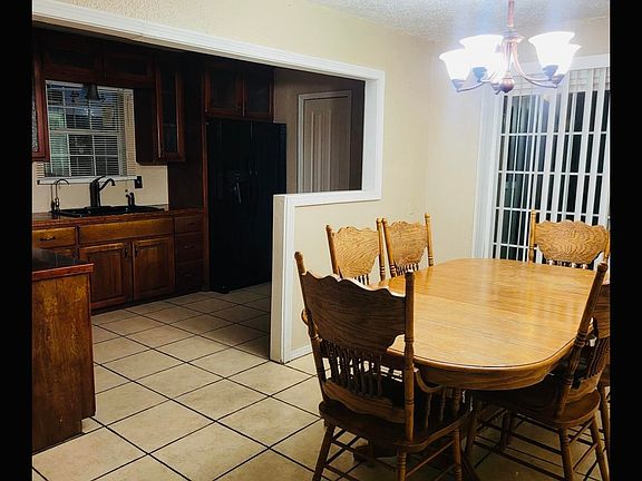4th image of 814 W C Ave