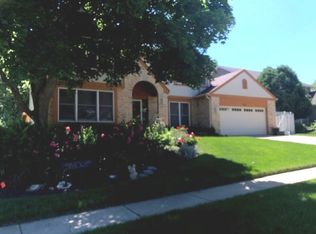 165 Robincrest Ln, Lindenhurst, IL 60046