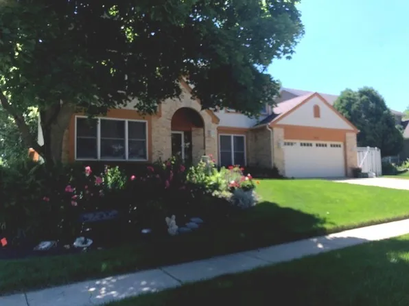 165 Robincrest Ln, Lindenhurst, IL 60046