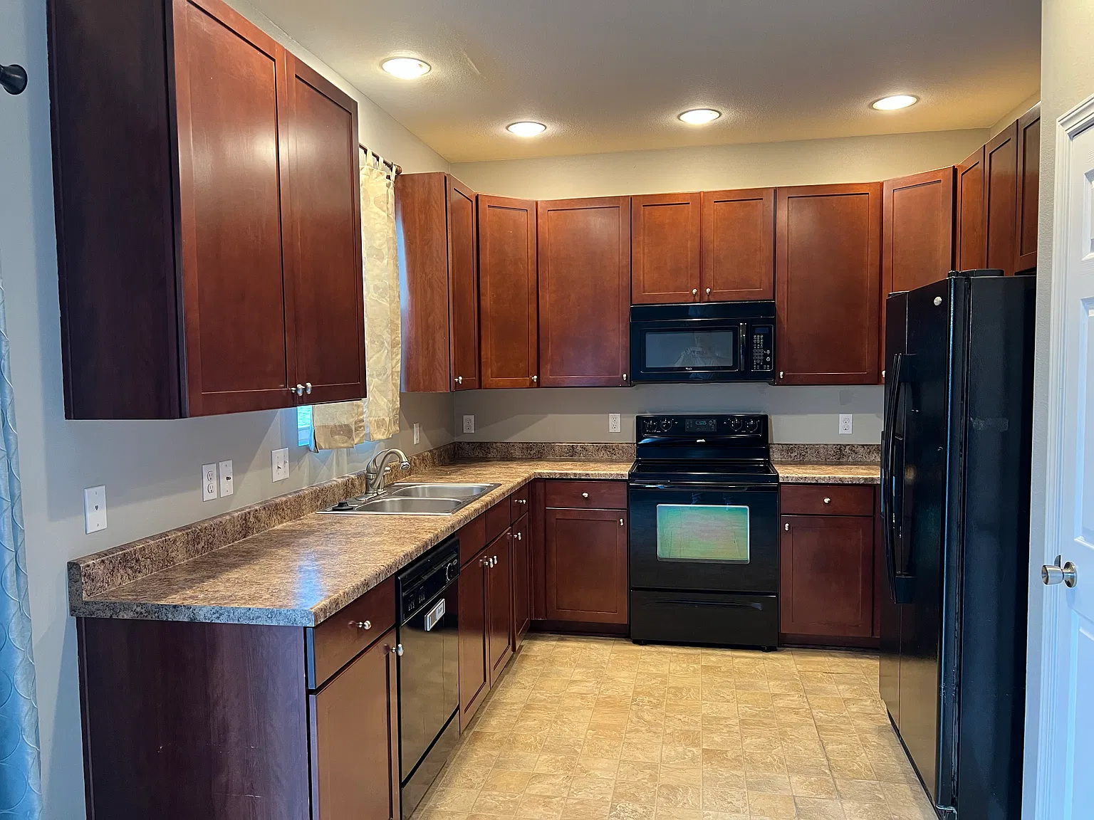 3 bed, 2.5 bath, 1637 sqft, $2,400 — Photo 3