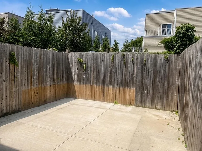 249 E Thompson St — Photo 4