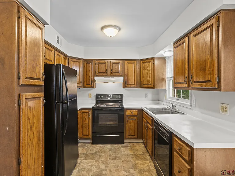 1321 Leaning Tree Ln #B — Photo 8