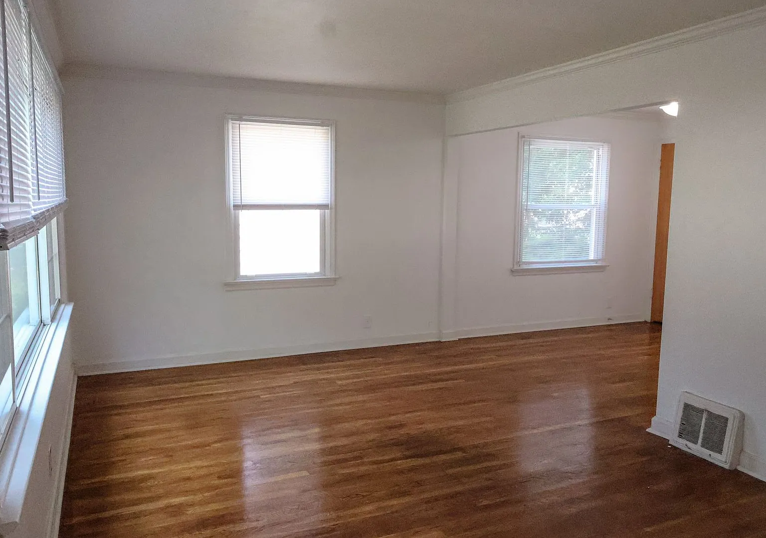 Charming 2BR Home in Bellefontaine Neighbors Available Now! — Photo 2