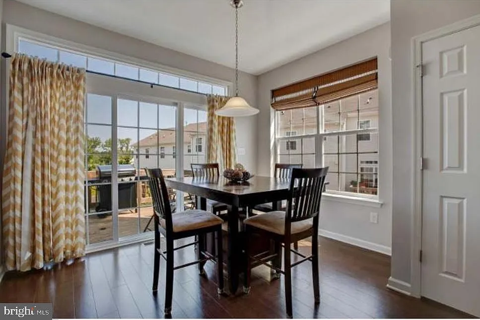 3 bed, 2.5 bath, 2262 sqft, $3,700 — Photo 3