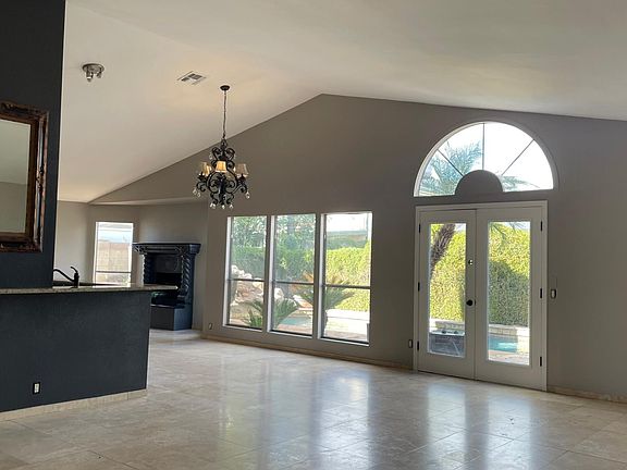 UNFURNISHED. Vaulted ceiling, ample lighting, integration between kitchen and social areas with gorgeous views of the backyard. Perfect for entertaining.