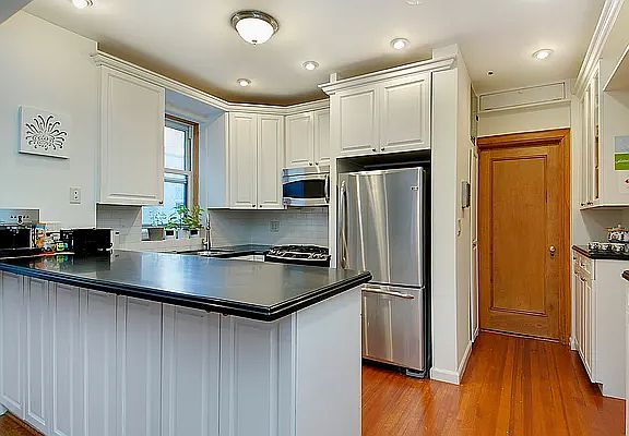3rd image of 215 W 88th St APT 10H