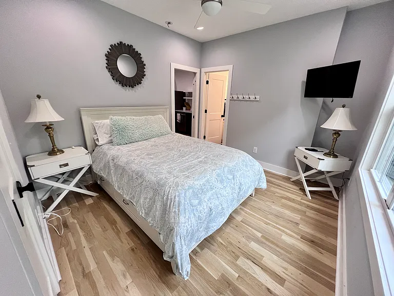 810 Scott Cir — Photo 2