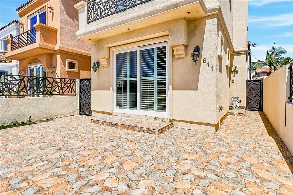 3 bed, 5.0 bath, 2934 sqft, $7,500 — Photo 3