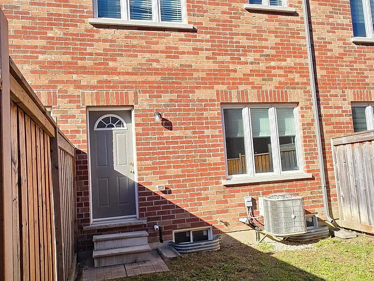 27 Shiff Cres — Photo 21