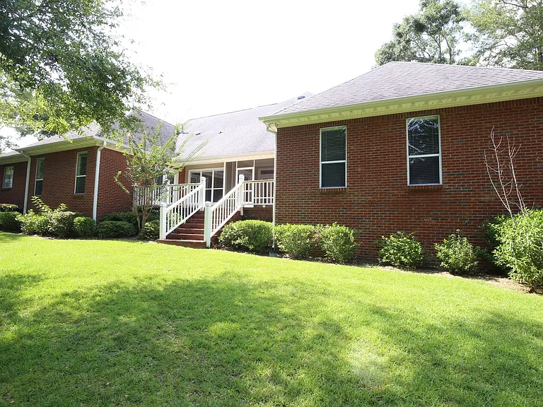 212 North Cir — Photo 16