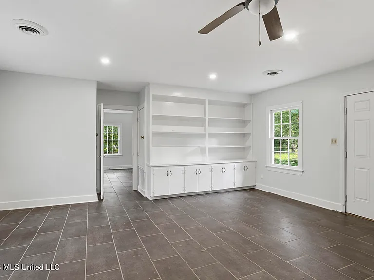 4047 Robin Dr — Photo 17