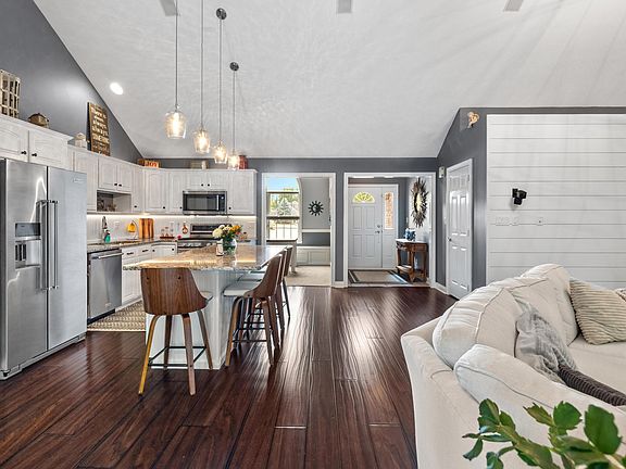 5th image of 387 Walnut Dr