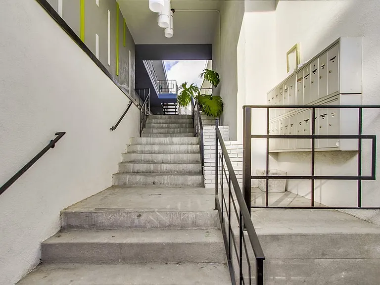(AR/GA/YO:B) 7259 Willoughby Avenue — Photo 15