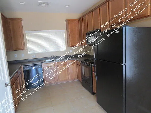 Perfect 3 bedroom 2.5 bathroom in Spectrum at Val Vista — Photo 4