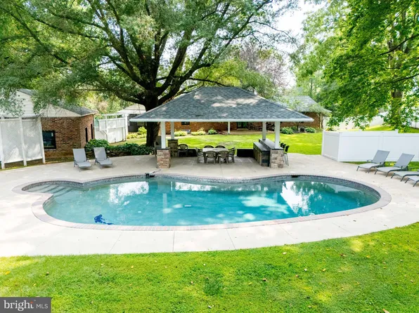 136 Schoolhouse Ln, Glen Mills, PA 19342