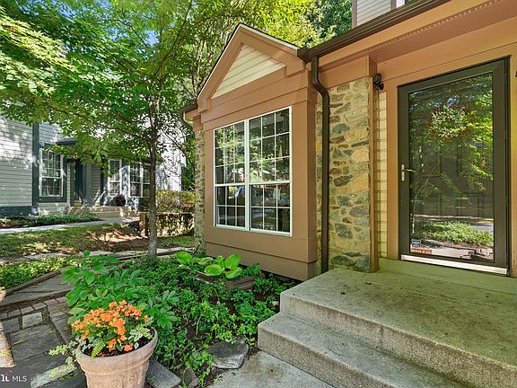 2nd image of 1647 Hugo Cir