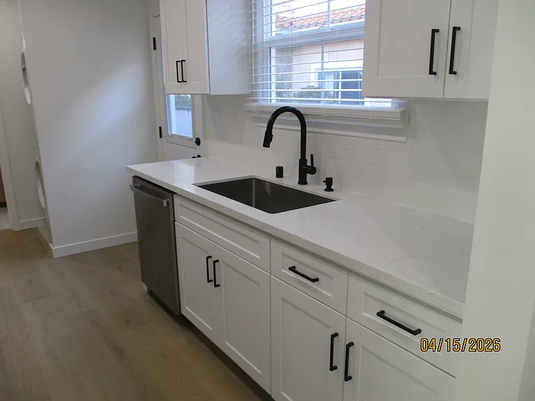 442 W Stocker St #442B — Photo 5