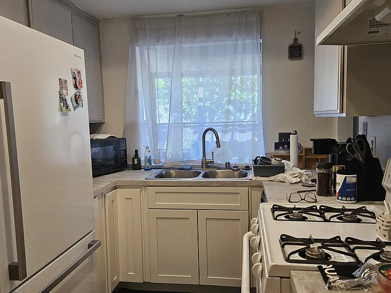 S Greenwood Pl — Photo 4
