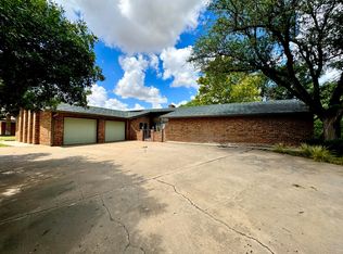 215 Lometa Dr, Plainview, TX 79072