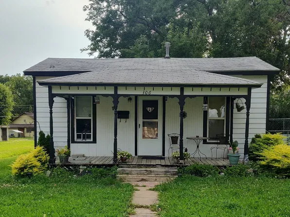306 S 4th St, Iola, KS 66749
