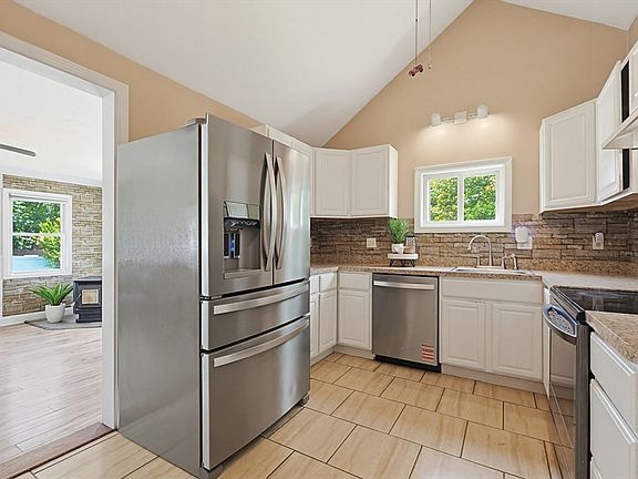 4th image of 32 Johnson St