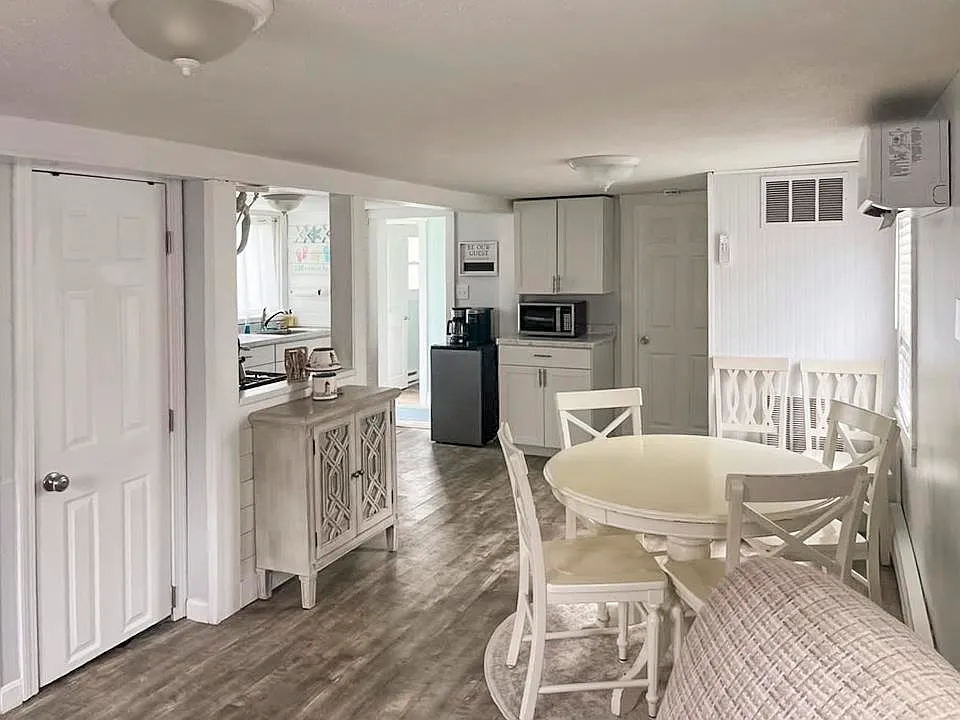 4 bed, 1.0 bath, 864 sqft, $2,600 — Photo 3