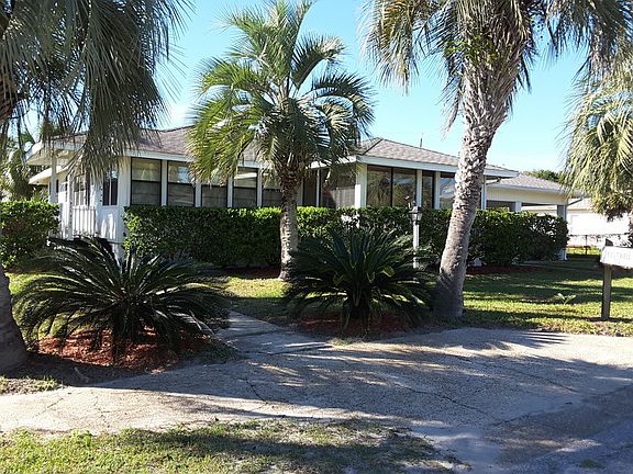 Front of house : from southeast perspective