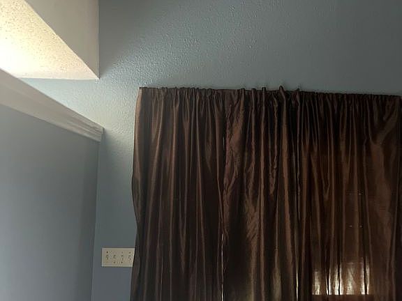 4th image of 834 Lantana St