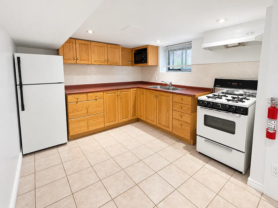 272 Stinson Cres #BASEMENT