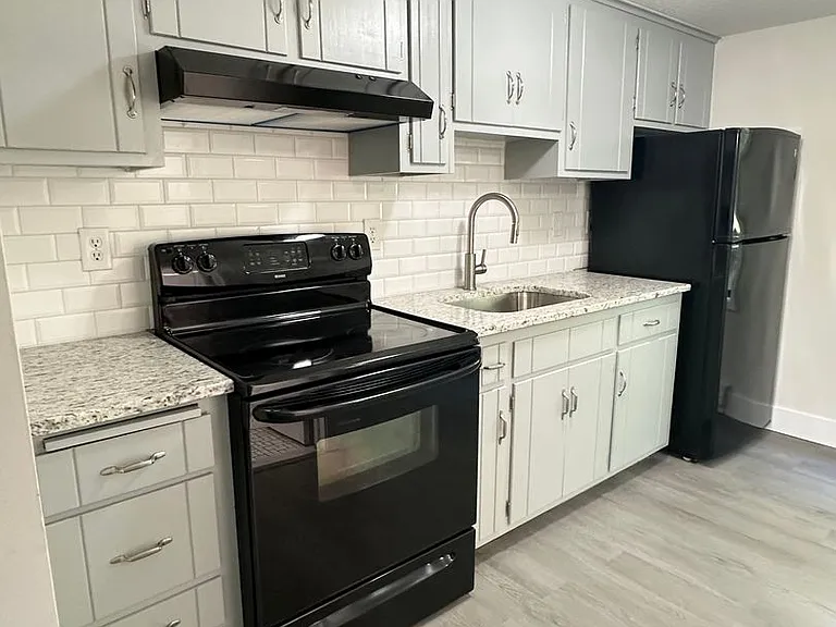 17 Farmington Ave — Photo 3