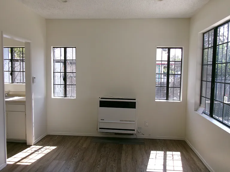 1209 W 60th Pl — Photo 3