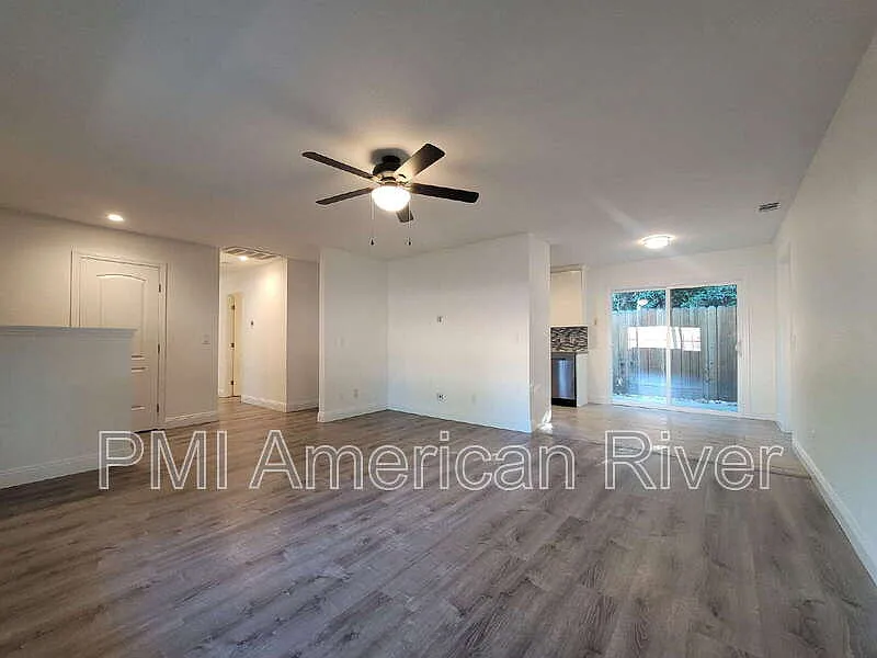 3 bed, 2.0 bath, 1098 sqft, $2,700 — Photo 4
