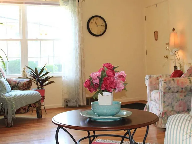 Colonial Village Apartments — Photo 8