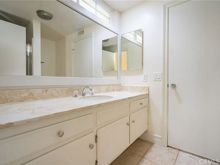 11761 Encino Ave — Photo 29