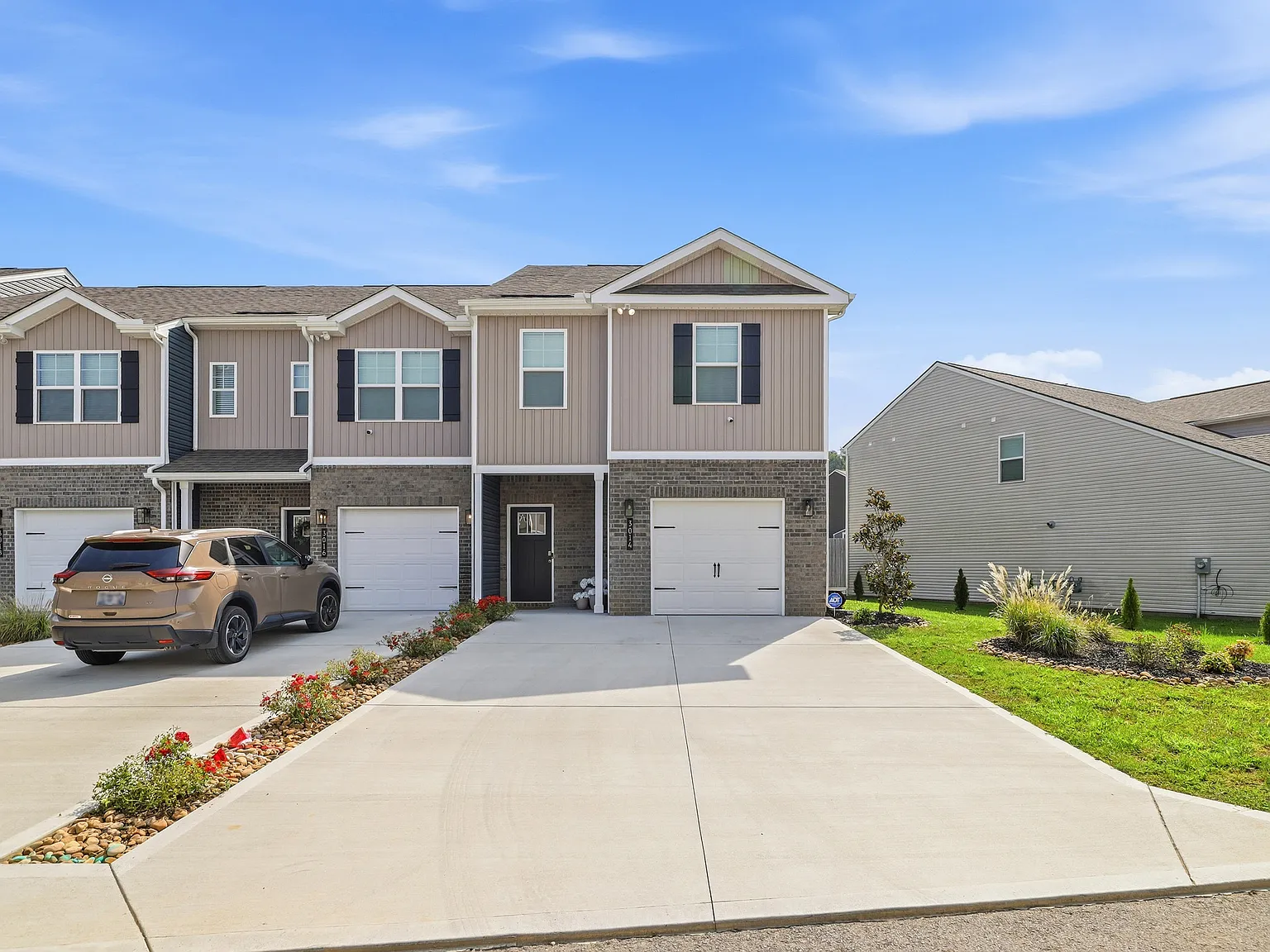 4 bed, 2.5 bath, 1554 sqft, $2,400 — Photo 1