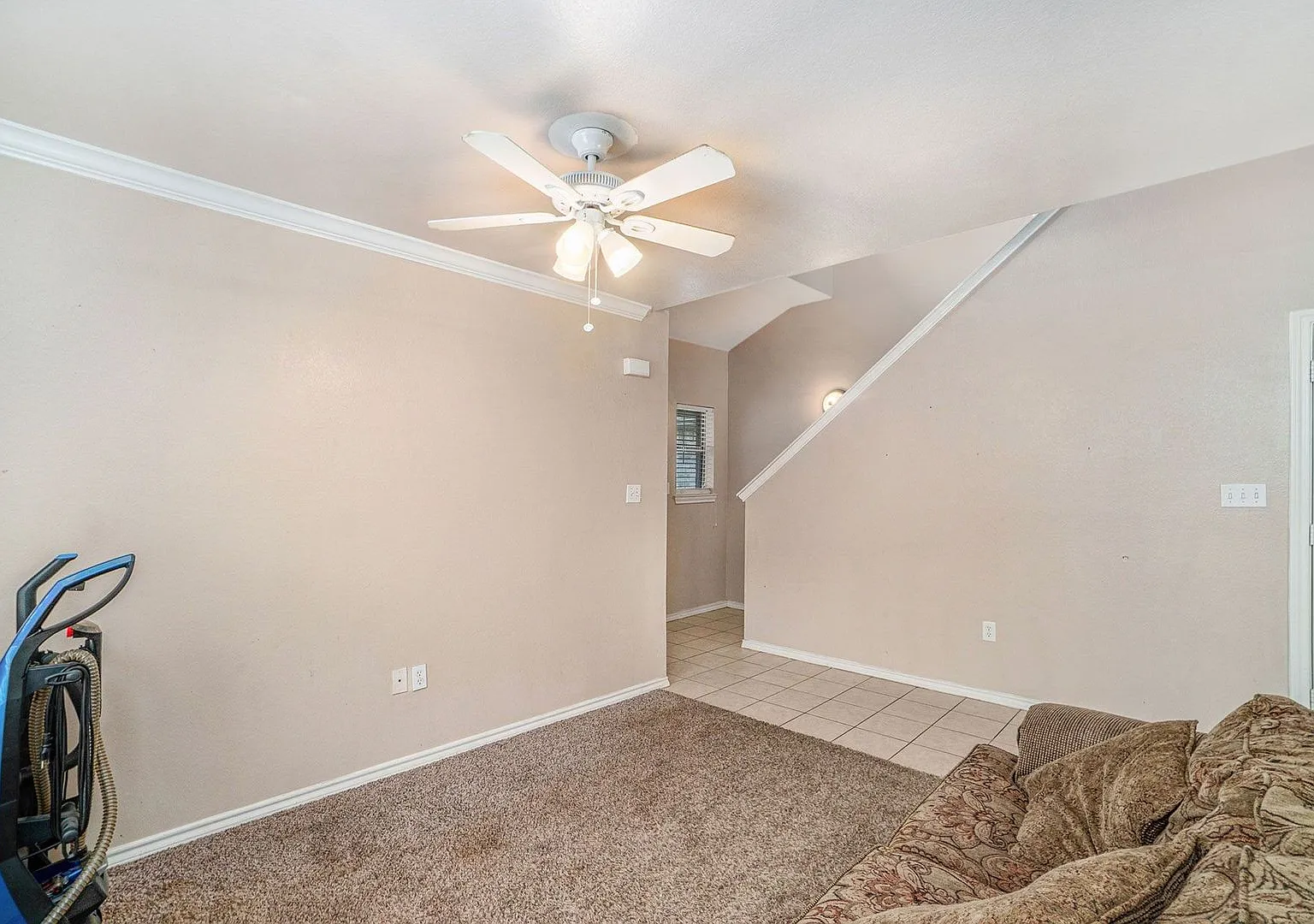 Beautiful two story townhome, crown molding, granite countertops, stained cabinets and carpeting ... — Photo 3