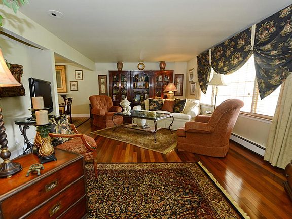 3rd image of 1300 W Magnolia Ave