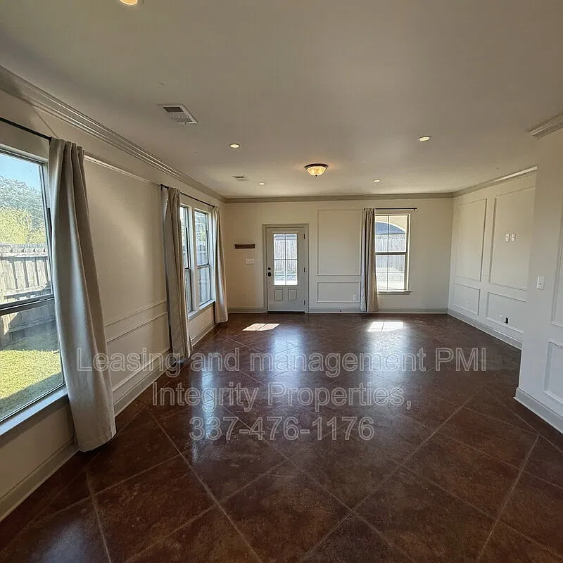 3 bed, 2.5 bath, 1900 sqft, $2,400 — Photo 2