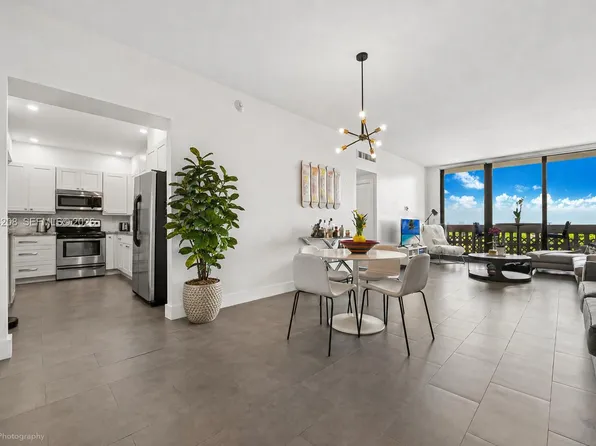 90 Edgewater Dr #Penthouse 11, Coral Gables, FL 33133
