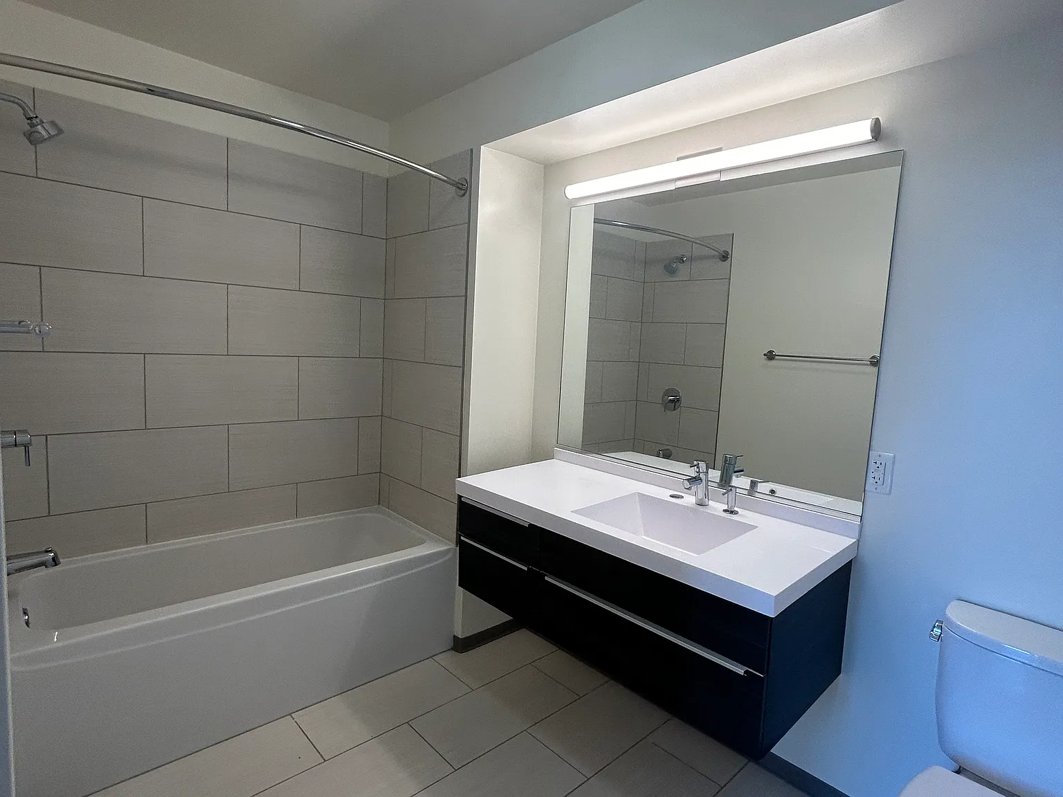 2 bed, 1079 sqft, $3,260 — Photo 3