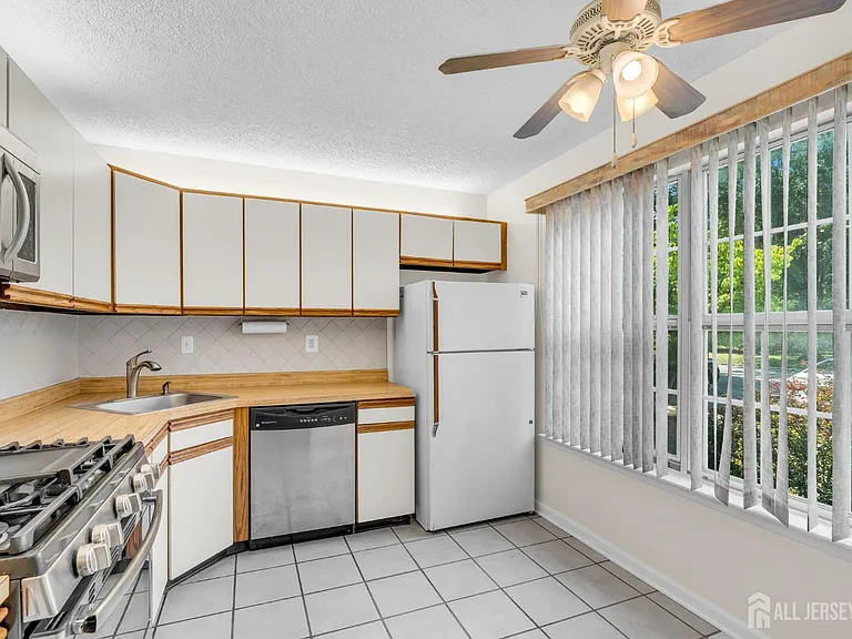91 Chelsea Ct #14 — Photo 13