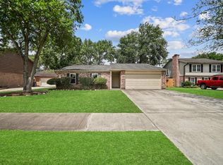 332 Old Course Dr, Friendswood, TX 77546