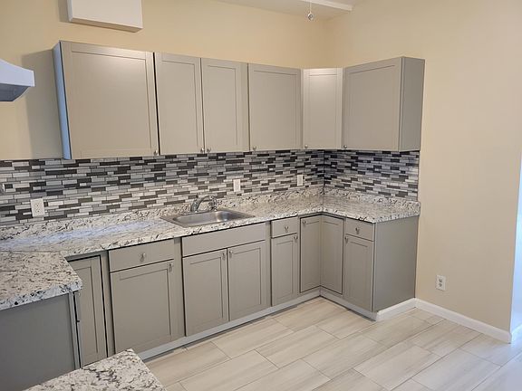 4th image of 73 Bloomfield Ave APT 1